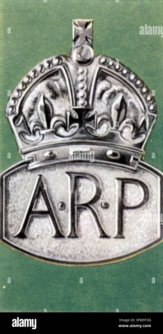 Una carta di sigaretta raffigurante il distintivo d’argento delle Precauzioni contro i Raid Aerei (ARP), emesso come parte di una serie di 50 carte intitolata “Precauzioni contro i Raid Aerei” prodotta in preparazione dell’attesa arrival del Seconda Guerra Mondiale. Il distintivo, che presenta la Corona Tudor sopra le iniziali dell’organizzazione, è stato progettato dallo scultore Eric Gill (1882–1940) ed è stato consegnato ai volontari che hanno completato con successo l’addestramento di difesa civile. Questa carta è stata pubblicata da W.D. & H.O. Wills nel 1938. Foto Stock