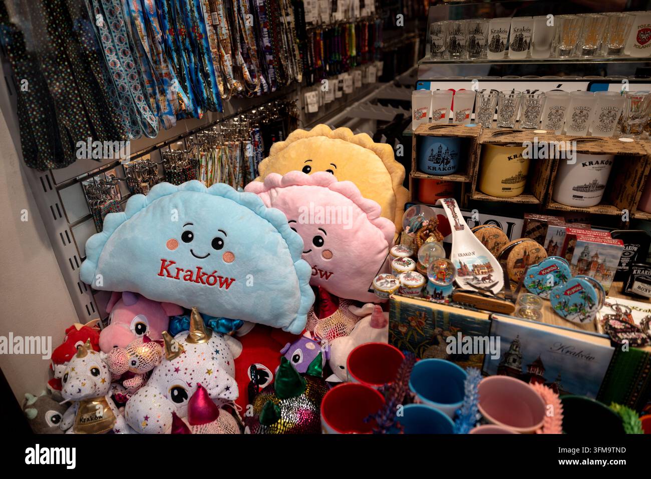 Articoli souvenir colorati di Cracovia esposti in vendita in un negozio della Città Vecchia. Foto Stock