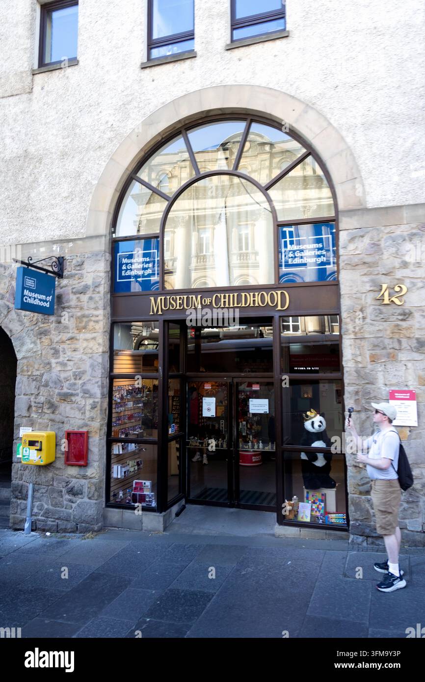 Edimburgo, Scozia, Regno Unito - 20 luglio 2026: Ingresso esterno del Museo dell'Infanzia al 42 High Street sulla Royal Mile di Edimburgo in Scozia Foto Stock