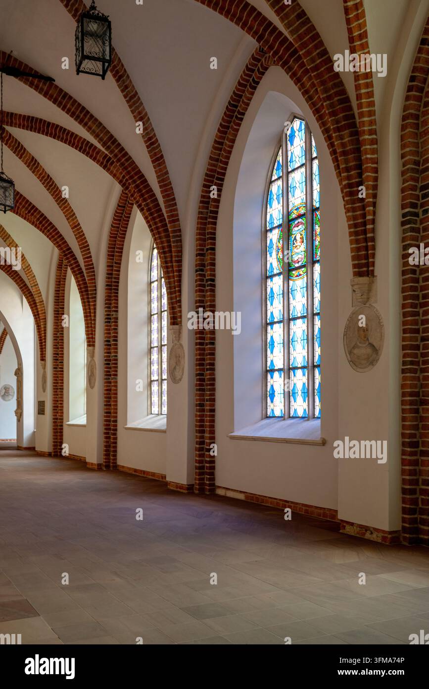 Passaggio a volta gotico con costoloni in mattoni e pittura murale storica nel complesso della cattedrale del Wawel. Foto Stock