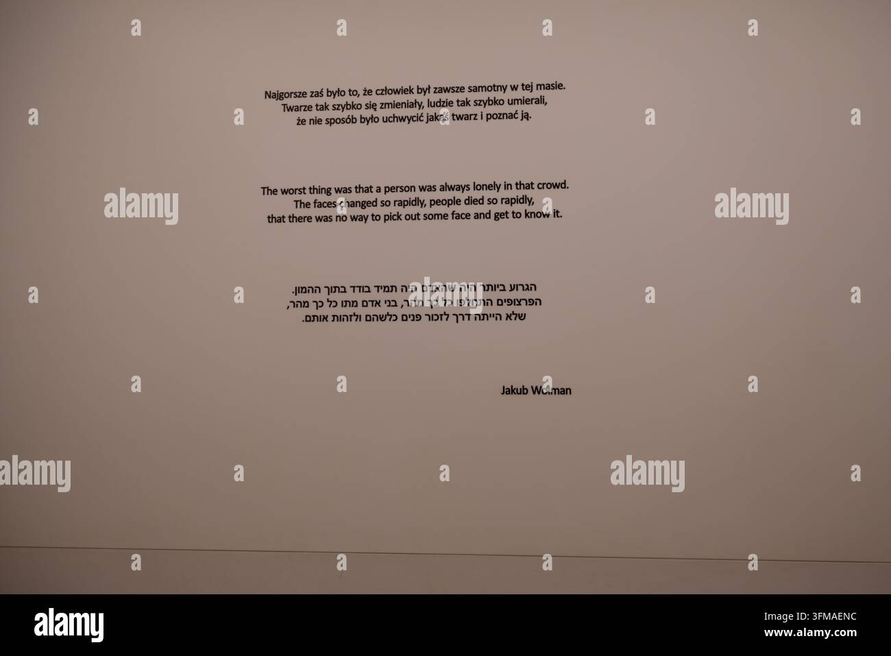 Citazione di Primo Levi esposta in una mostra del museo di Auschwitz I sulla memoria dell'Olocausto. Foto Stock