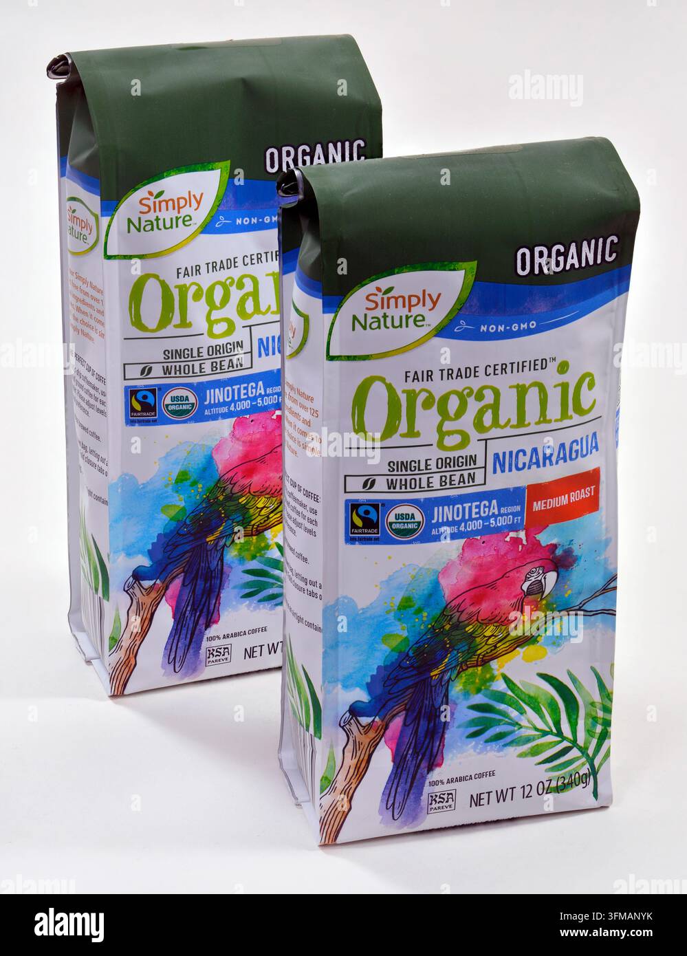 Willard, Missouri - 11 dicembre 2020: Chicchi di caffè interi biologici del marchio Simply Nature di Aldi. Il marchio Simply Nature è distribuito e venduto esclusivamente Foto Stock