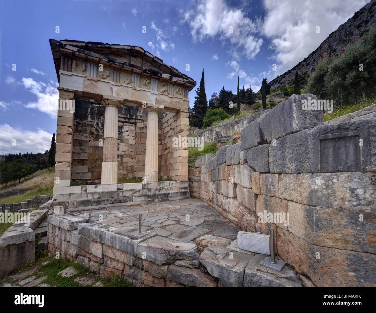 Il Tesoro ateniese a Delfi, noto anche come Tesoro di Atene sul Monte Parnasso, è un antico sito archeologico greco famoso per l'oracolo al san Foto Stock