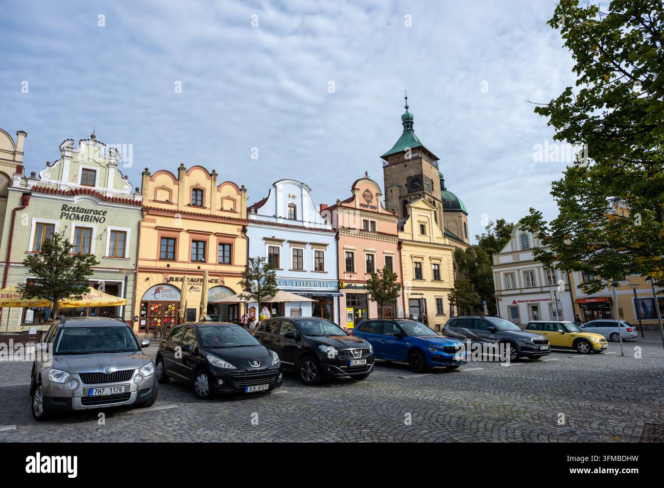 Case storiche colorate su Piazza Havlíčkovo con la torre della Chiesa dell'Assunzione sullo sfondo. Havlíčkův Brod, Repubblica Ceca, 27 settembre 2026. Foto Stock