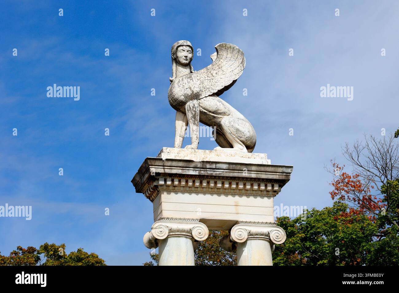 Una sfinge alata, una di una coppia, scolpita in marmo di Cipollino da Paul Manship. La sfinge protegge l'ingresso dell'anfiteatro del giardino Untermyer Foto Stock