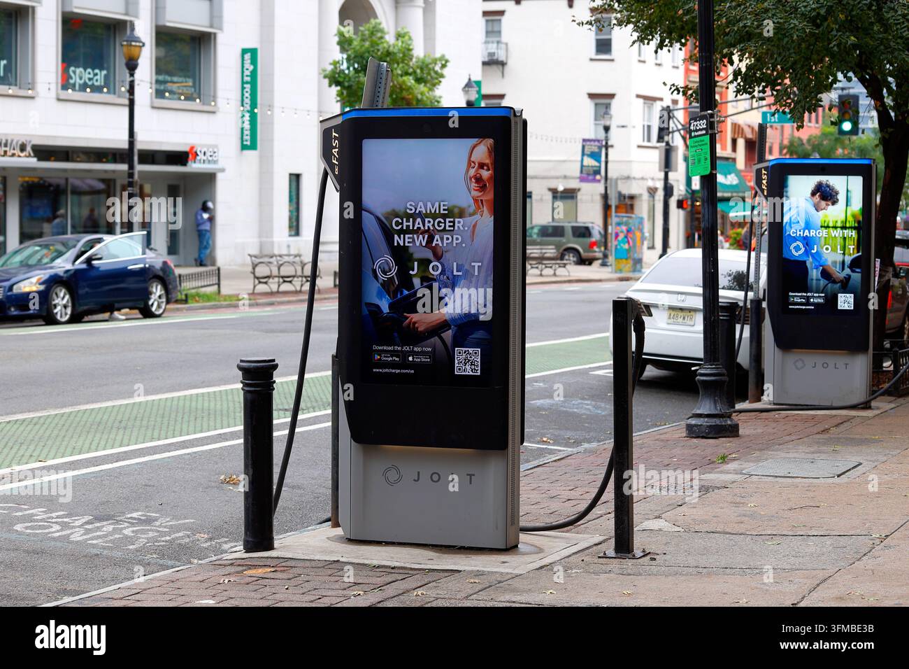Una stazione di ricarica veloce Jolt DC per auto elettriche sul marciapiede a Hoboken, New Jersey. Il caricabatterie basato sull'app gestisce la conversione da AC a DC consentendo una hi Foto Stock