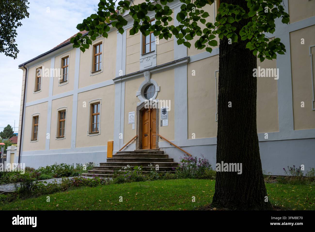 Edificio storico utilizzato dall'organizzazione di servizi sociali Charita, con giardino e scalini d'ingresso. Havlíčkův Brod, Repubblica Ceca Foto Stock