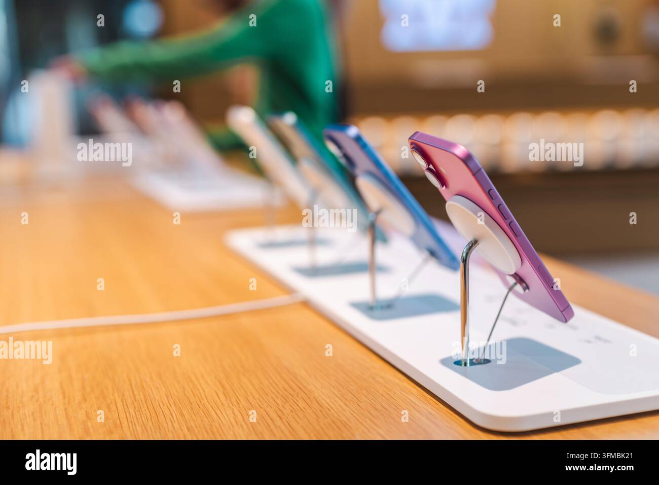 Bangkok, Thailandia, 4 maggio 2026: Uno smartphone rosa è in mostra accanto ad altri dispositivi mobili in un Apple Store. Foto Stock