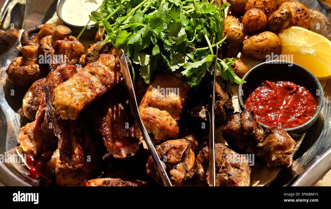 Shashlik, lula kebab, melograno e funghi button. - Immagine stock catturata con smartphone