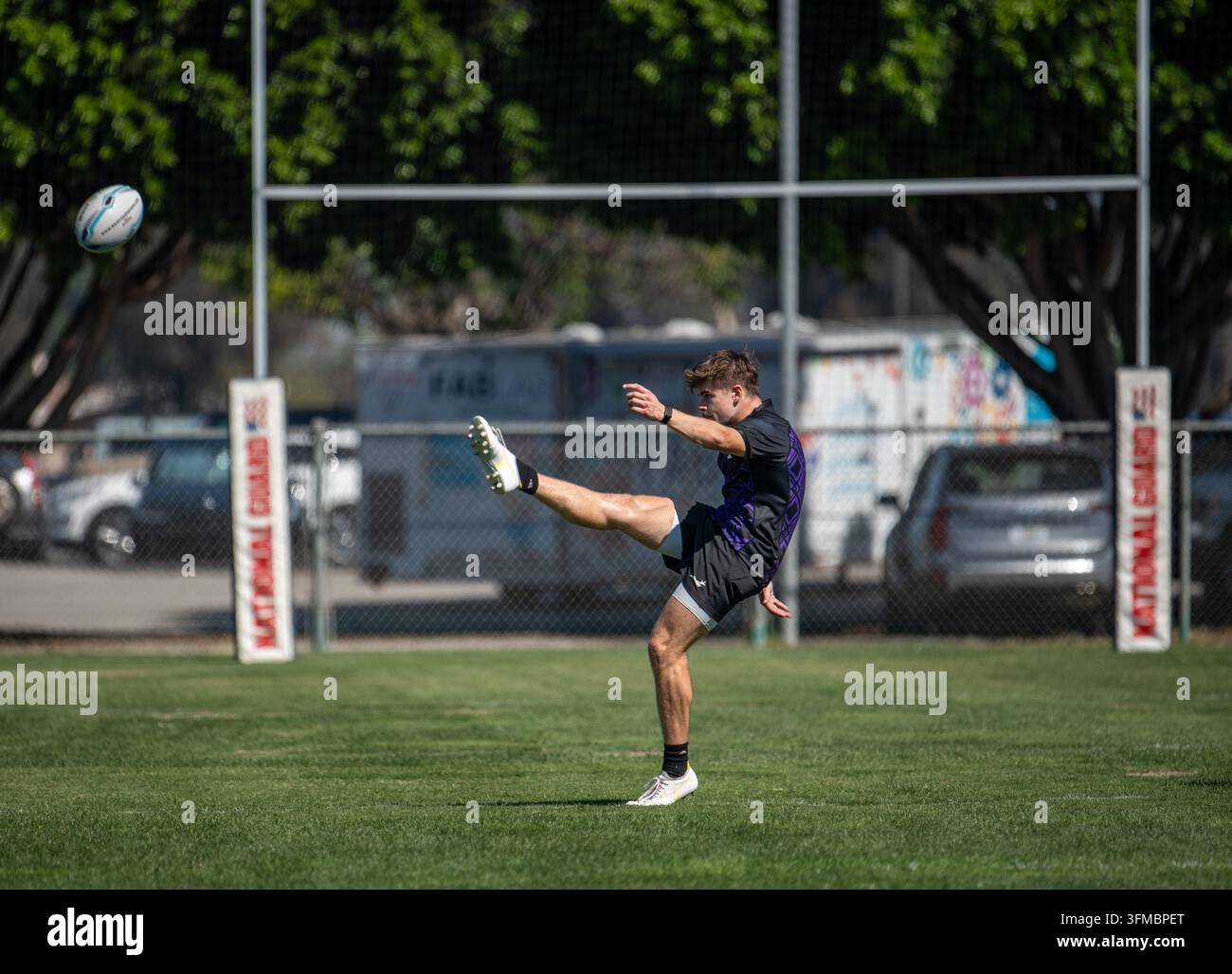 Un giocatore della Grand Canyon University calcia la palla in fondo al campo durante una partita di pool play contro il Cal. Foto Stock