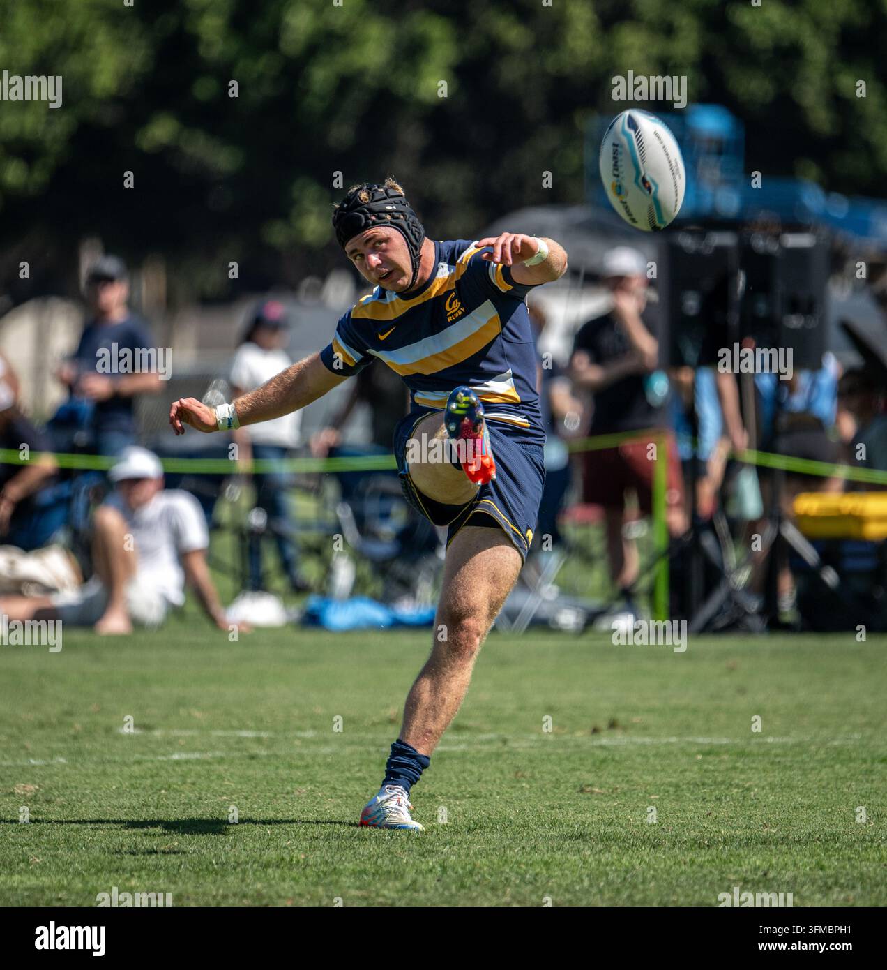 Tomás Tort del Cal calcia la palla in avanti durante una vittoria per 22-0 contro il Long Beach State 2. Foto Stock