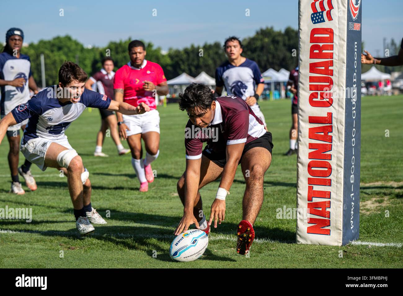 Un giocatore del Mexico ANUIES poggia la palla per segnare un tentativo contro Claremont Colleges in una vittoria per 36-0 durante il round robin. Foto Stock