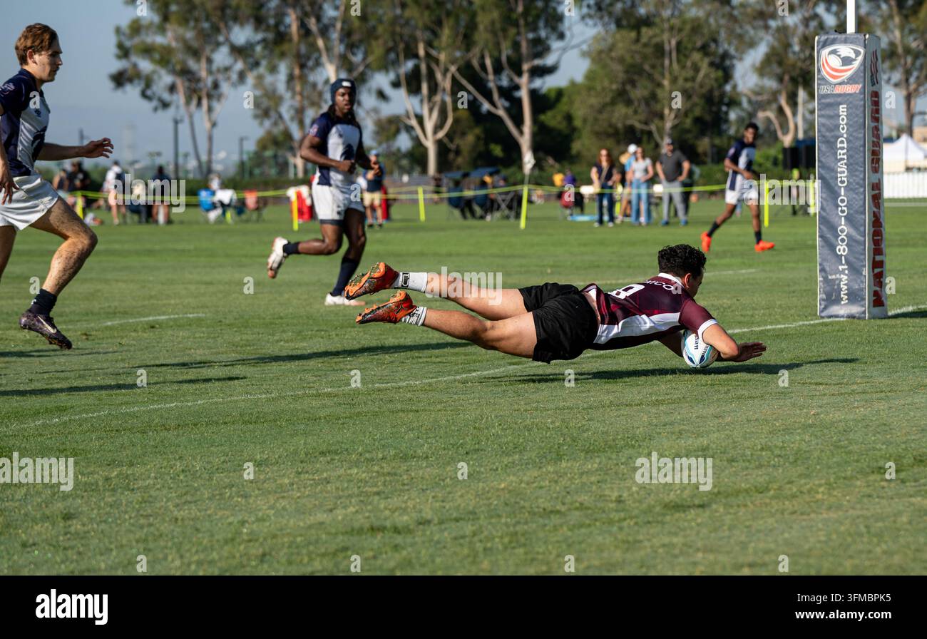 Luis Mario Lagarda Ponce segna un tentativo di placcaggio per il Messico ANUIES contro Claremont Colleges in una vittoria senza punti subiti di 36-0 durante la fase a gironi. Foto Stock