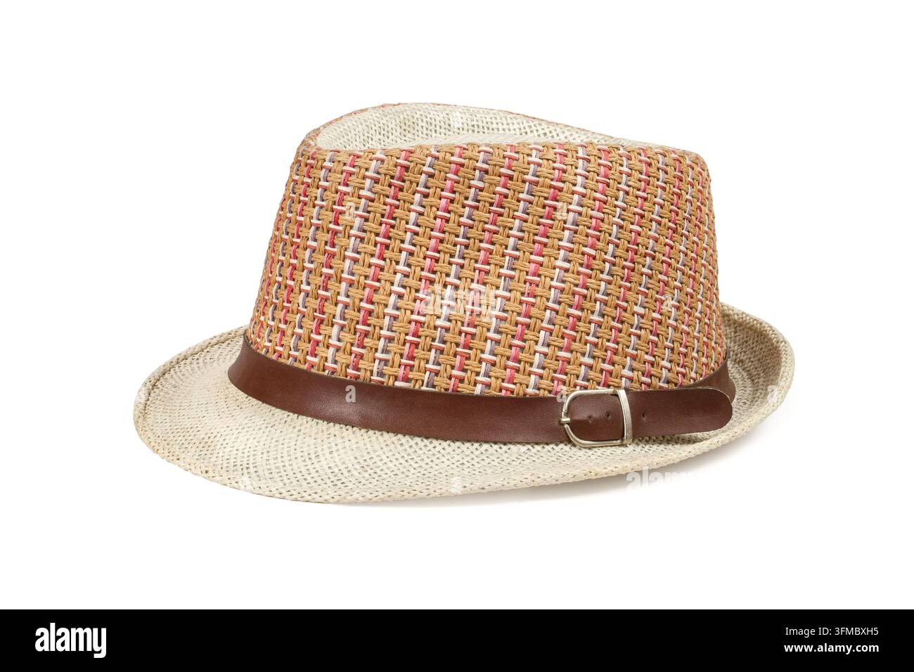 Cappello su sfondo bianco. Cappello leggero con fascia in pelle marrone. Foto Stock
