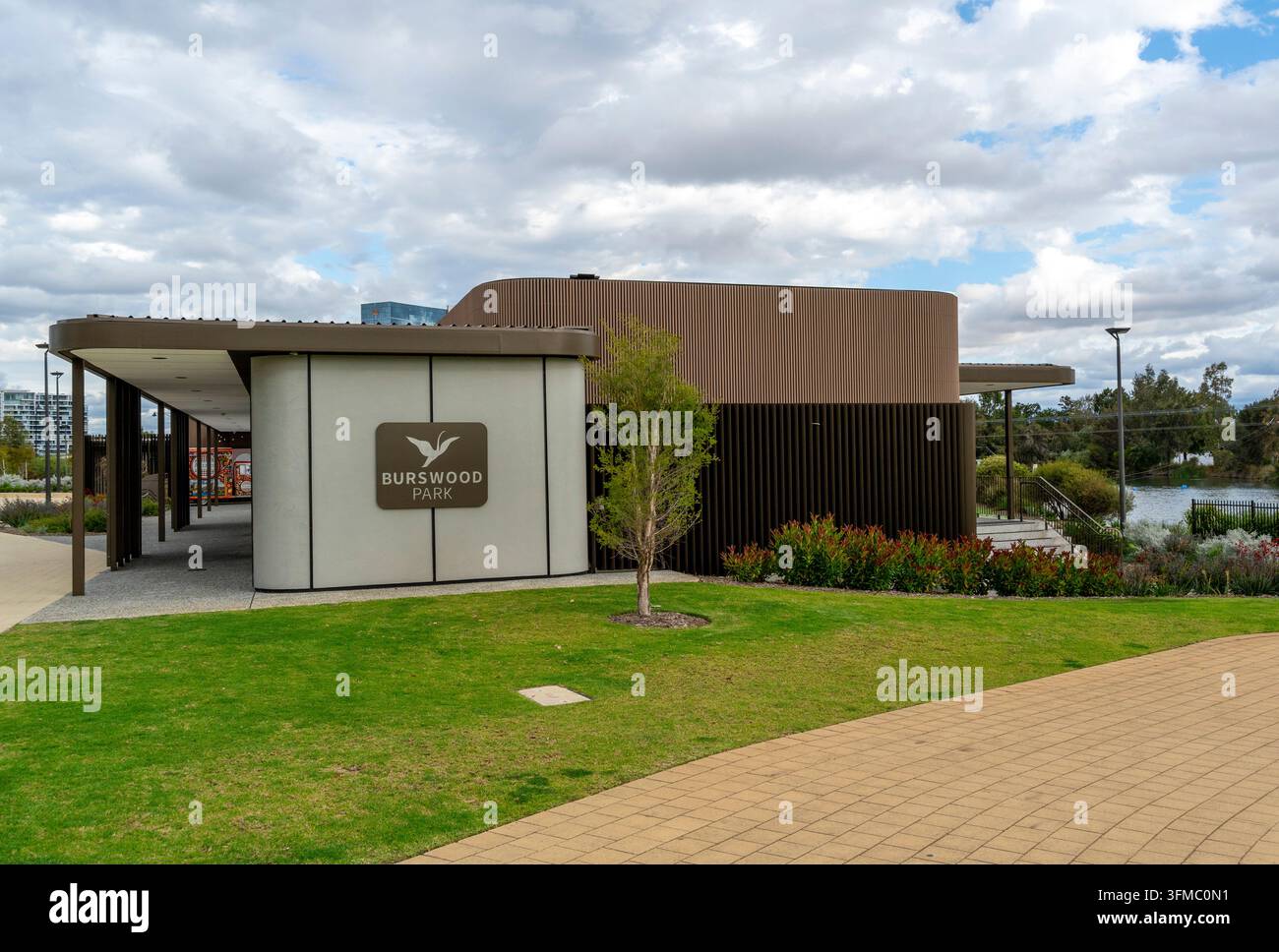 Edificio moderno delle strutture del Burswood Park sotto un cielo nuvoloso, Perth, Australia Occidentale, 25 settembre 2026 Foto Stock