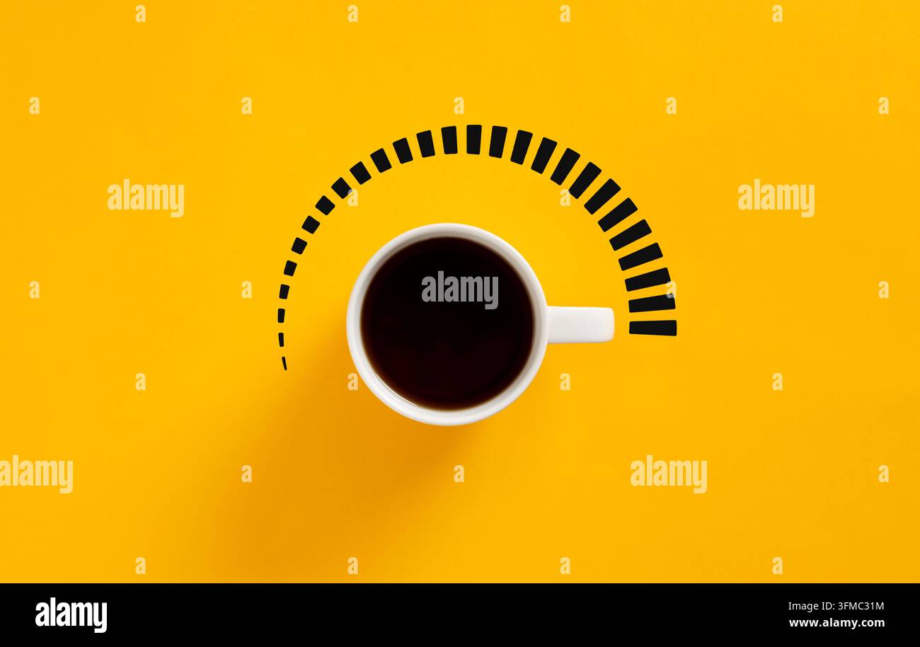 Tazza di caffè nera che rappresenta un misuratore di energia stimolante su uno sfondo giallo vivace, simboleggiando caffeina e potenziamento dell'energia. Foto Stock