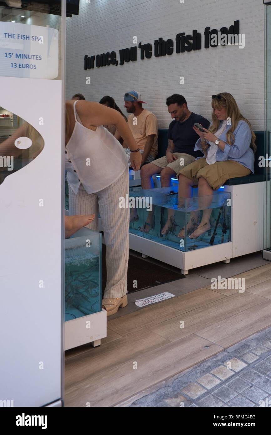 I turisti visitano una spa ai pesci ad Atene in estate Foto Stock