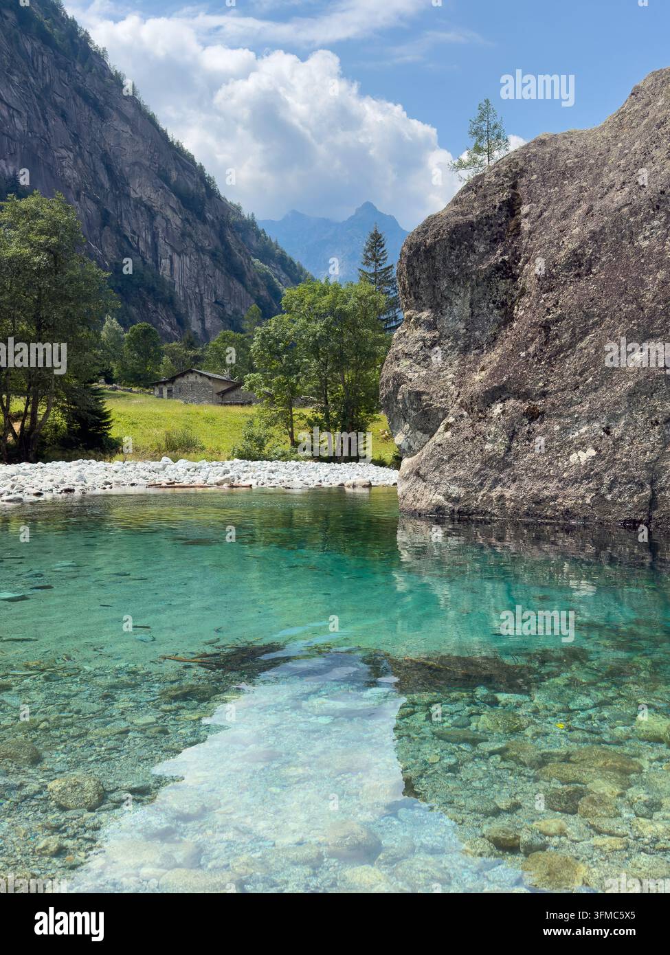 la famosa piscina naturale lungo il corso del torrente Val di Mello, conosciuta come Bidet della Contessa Foto Stock