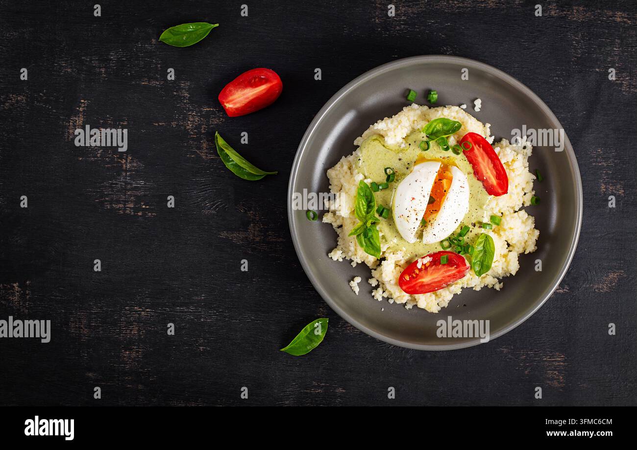 Ciotola di miglio vegetariana con salsa al pesto e erbe fresche. Vista dall'alto, sopra Foto Stock
