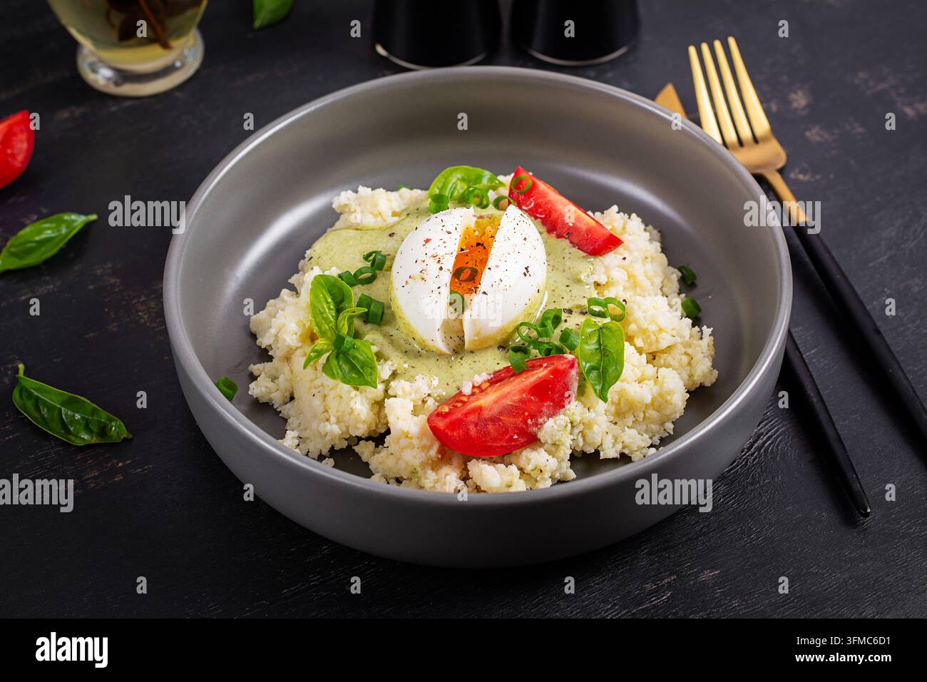 Colazione Clean Eating con miglio e pesto allo yogurt Foto Stock