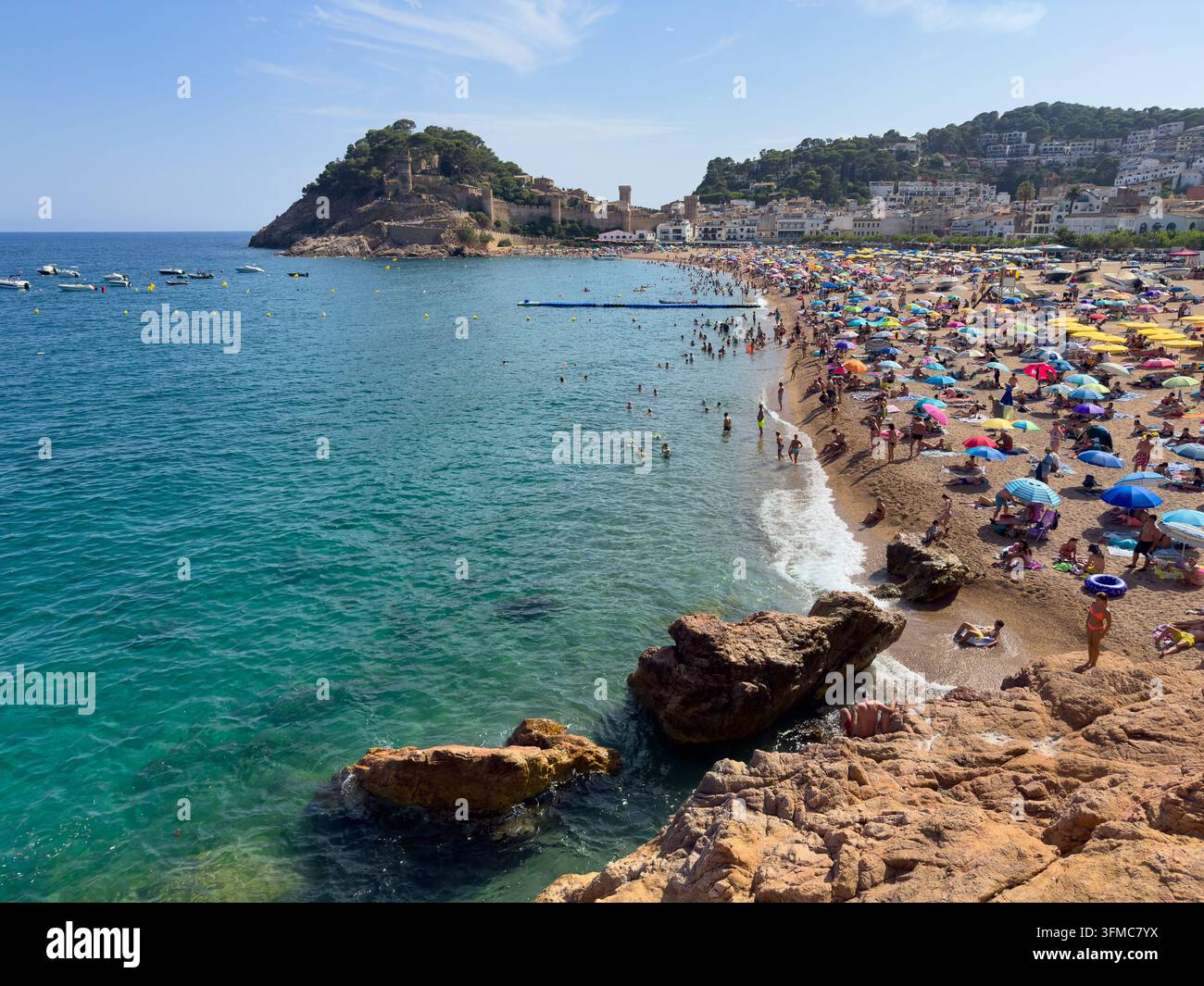 la spiaggia di Tossa de Mar, affollata durante la stagione estiva Foto Stock