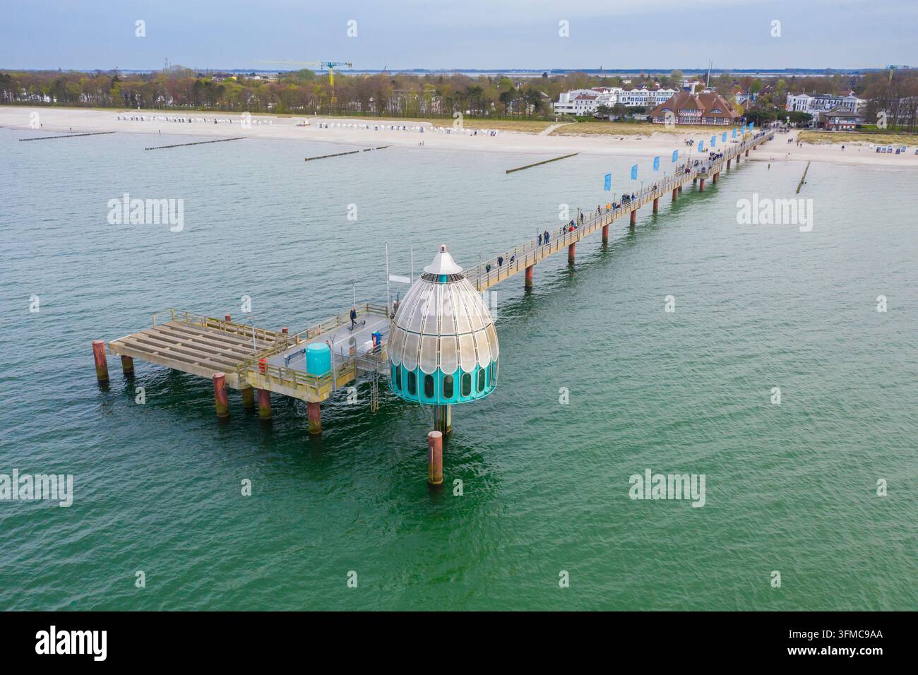 Molo di piacere con gondola da immersione subacquea. Zingst, Fischland-Darss-Zingst, Meclemburgo-Pomerania Anteriore, Germania Foto Stock