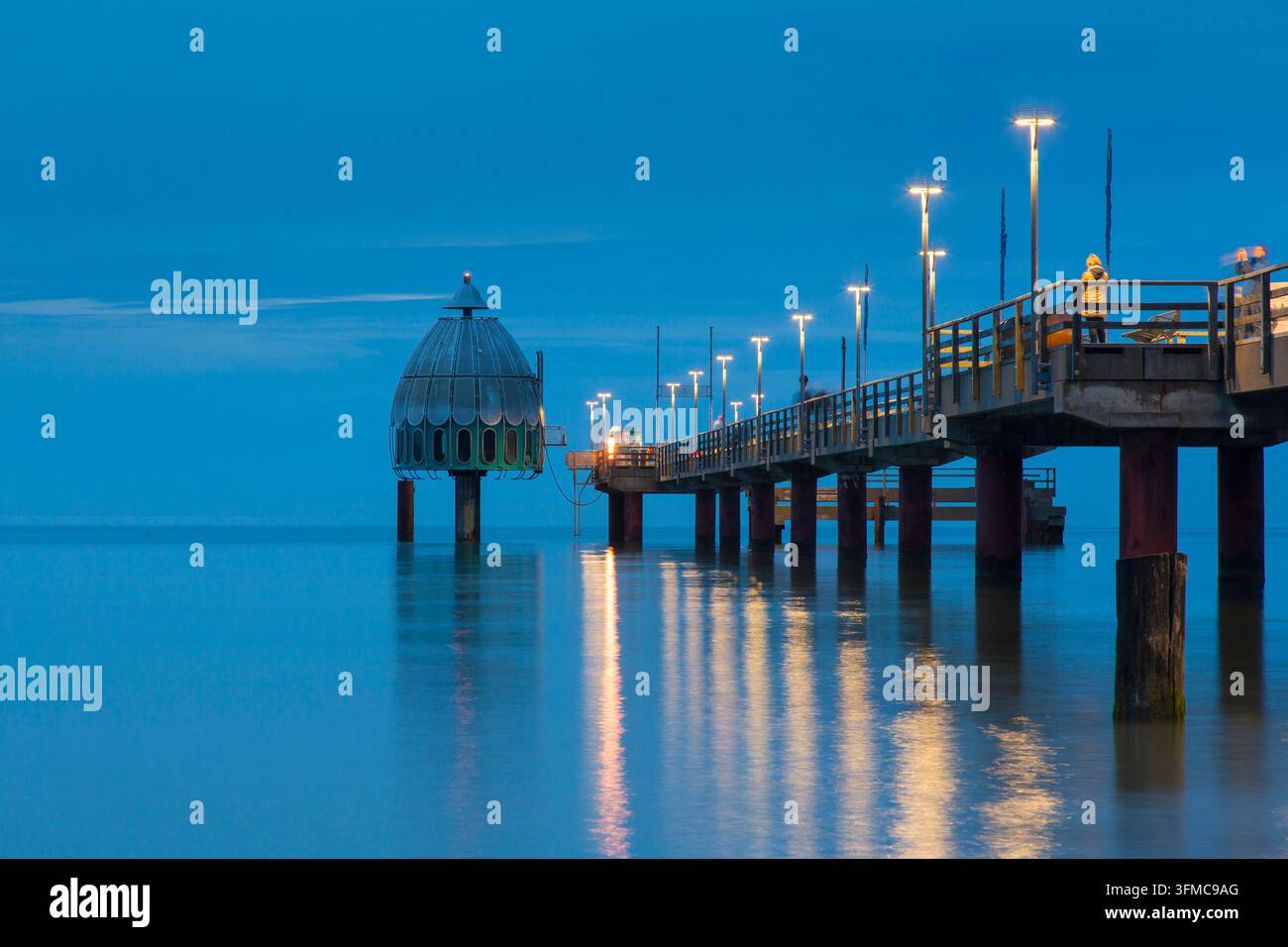 Molo di piacere con gondola subacquea per immersioni la sera. Zingst, Fischland-Darss-Zingst, Meclemburgo-Pomerania Anteriore, Germania Foto Stock
