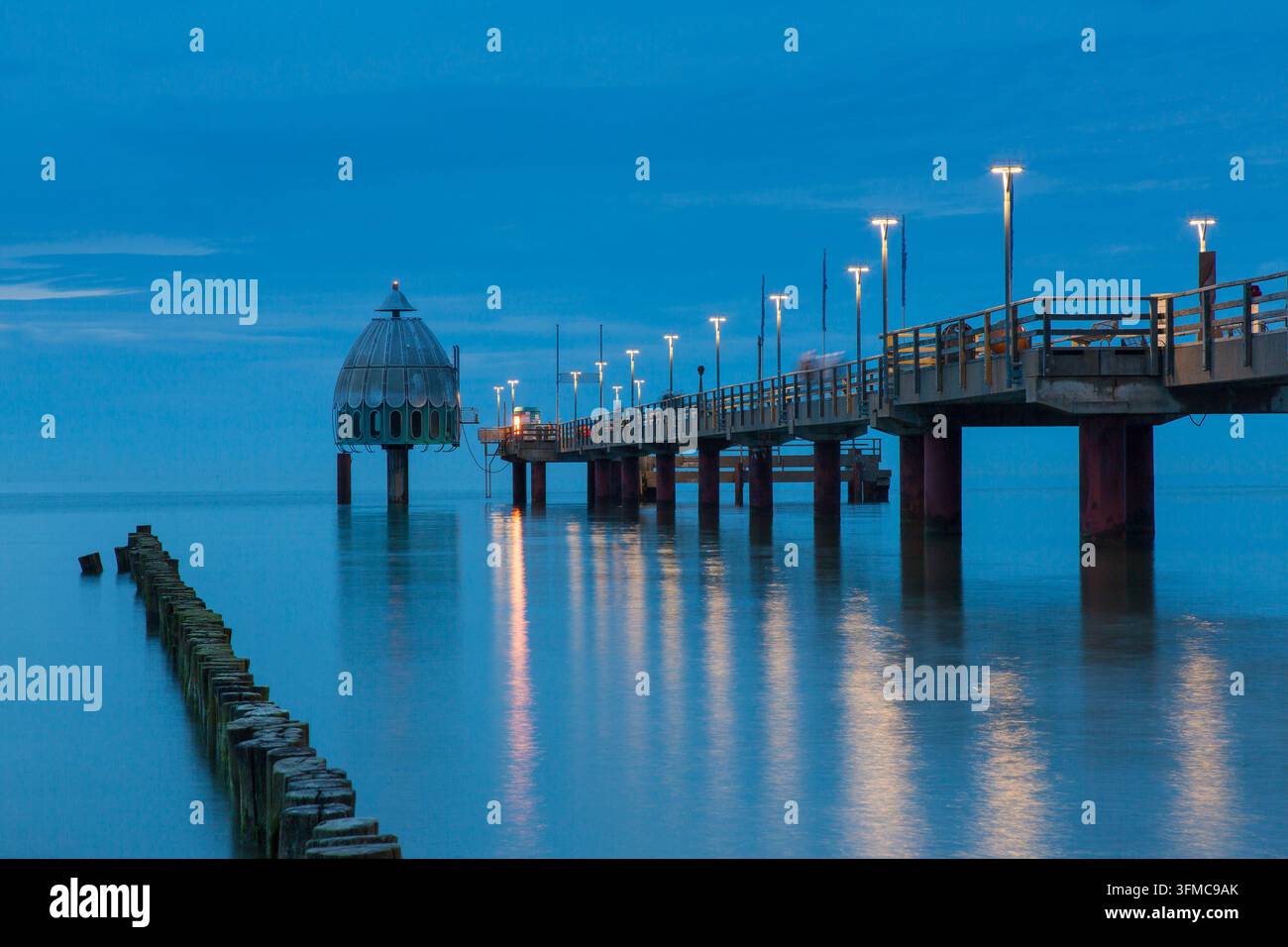 Molo di piacere con gondola subacquea per immersioni la sera. Zingst, Fischland-Darss-Zingst, Meclemburgo-Pomerania Anteriore, Germania Foto Stock