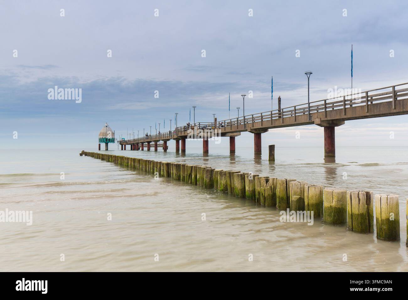 Molo di piacere con gondola da immersione subacquea. Zingst, Fischland-Darss-Zingst, Meclemburgo-Pomerania Anteriore, Germania Foto Stock