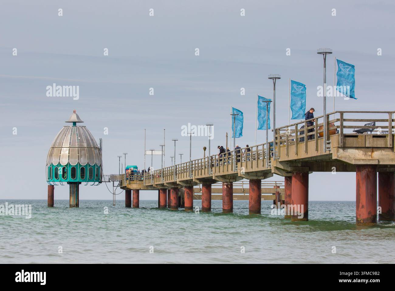 Molo di piacere con gondola da immersione subacquea. Zingst, Fischland-Darss-Zingst, Meclemburgo-Pomerania Anteriore, Germania Foto Stock