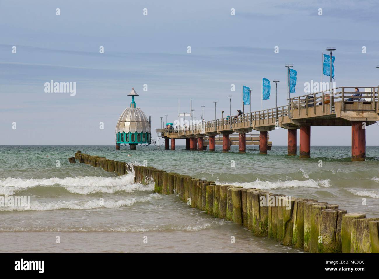 Molo di piacere con gondola da immersione subacquea. Zingst, Fischland-Darss-Zingst, Meclemburgo-Pomerania Anteriore, Germania Foto Stock