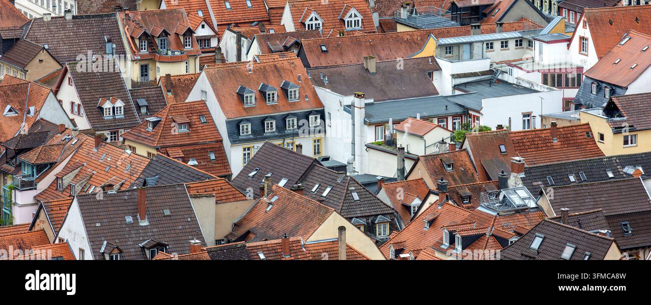 Vista aerea panoramica del mosaico dei tetti rossi di Heidelberg tetti piastrellati storiche case colorate medievale della città vecchia tedesca Baden-Wurttemberg. Astratto Foto Stock