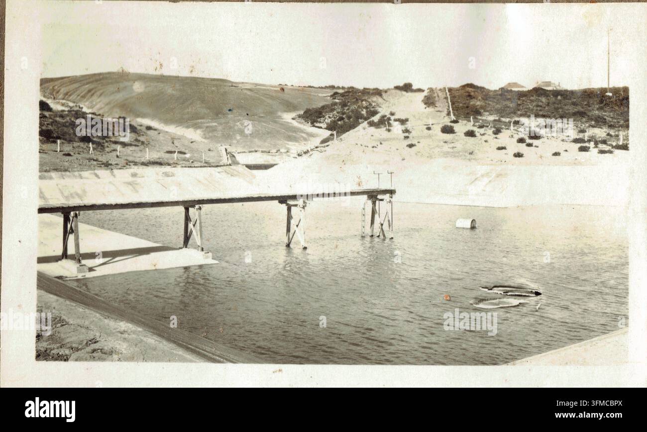 Fotografia originale in bianco e nero del 1927 che mostra un serbatoio di approvvigionamento idrico ferroviario e un ponte ad arco in legno a Esperance, Australia Occidentale. Foto Stock