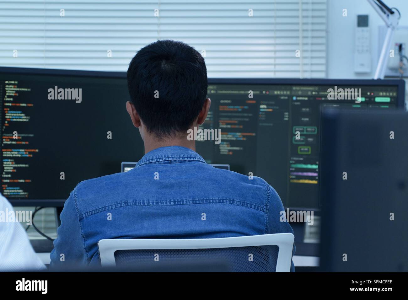 Programmatore che sviluppa software digitale e codice IA Foto Stock