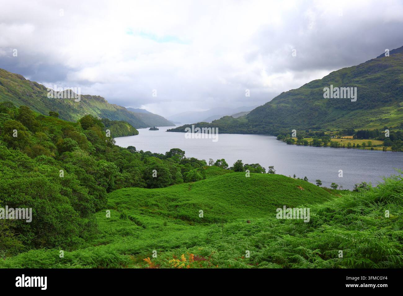 Vista panoramica del lago Lomond nelle Highlands scozzesi Foto Stock