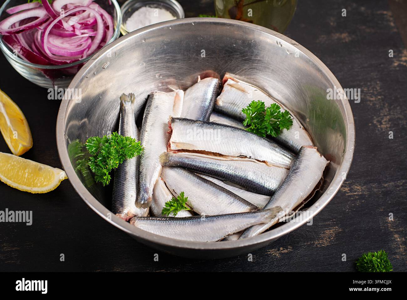 Filetti di sardine freschi e ingredienti per la cucina mediterranea Foto Stock