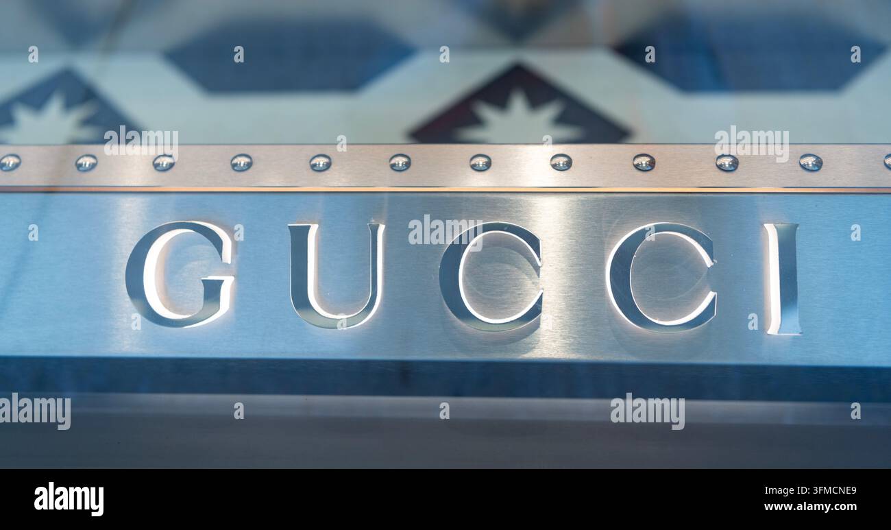 Palm Beach, Florida, USA - 29 marzo 2026: Logo del marchio Gucci. Logo del marchio di abbigliamento di moda e profumi chiamato Gucci. Logotipo di Gucci Foto Stock