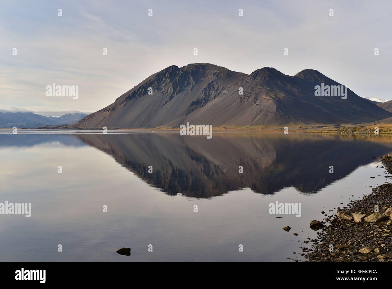 Lago specchio con collina Foto Stock
