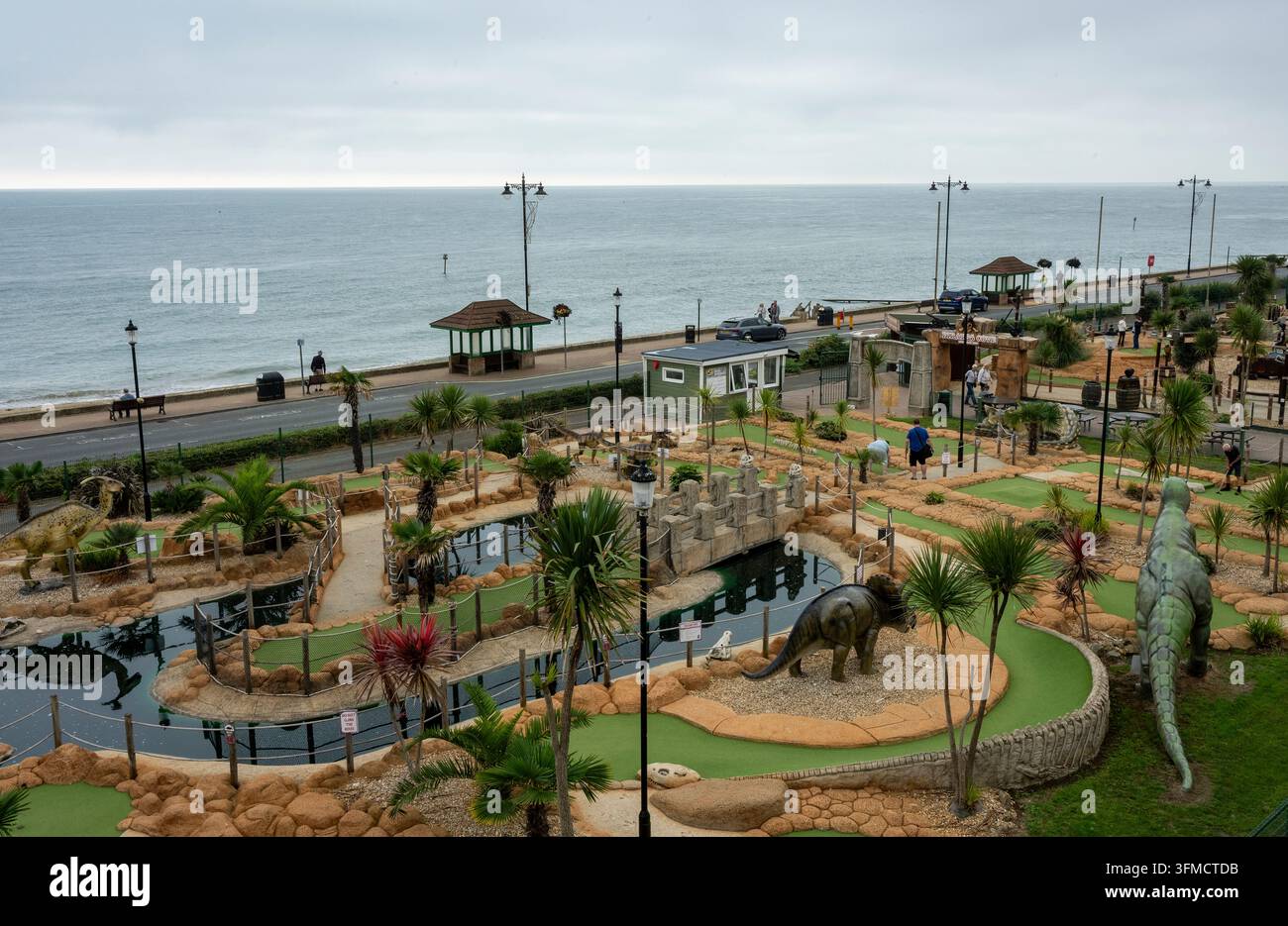 Campo da golf folle sul lungomare di Shanklin sulla costa dell'isola di Wight, Regno Unito Foto Stock