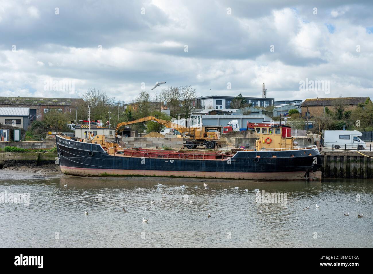La nave storica per il trasporto di merci e aggregati costiera MV Bert Prior lungo il fiume Medina, Newport, Isola di Wight, Regno Unito Foto Stock