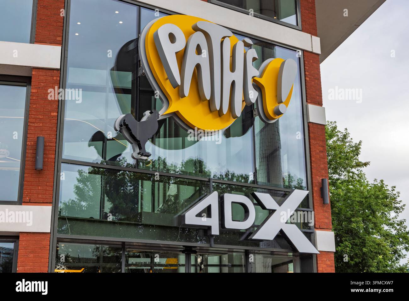 Zwolle, Paesi Bassi – 23 agosto 2026: Facciata d’ingresso di un moderno cinema Pathé con il brillante logo giallo di Pathé e la grande esperienza cinematografica 4DX Foto Stock