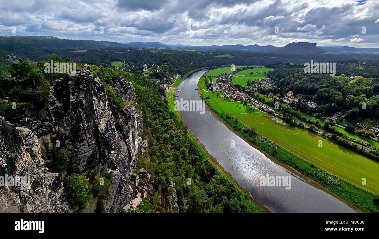 Vista sul fiume Elba e sulle formazioni rocciose di arenaria nella Svizzera Sassone, Sassonia, Germania - Immagine stock catturata con smartphone