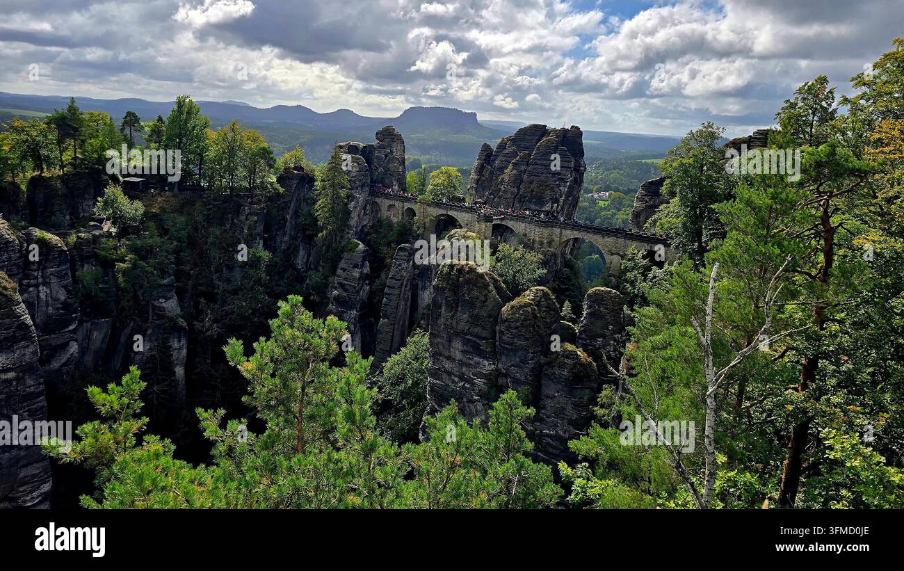 Ponte di Bastei nel Parco Nazionale della Svizzera Sassone, Sassonia, Germania - Immagine stock catturata con smartphone
