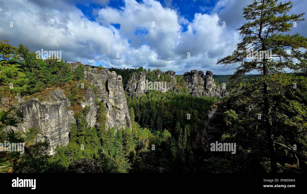 Vista panoramica delle formazioni rocciose in arenaria nel Parco Nazionale della Svizzera Sassone, Germania - Immagine stock catturata con smartphone