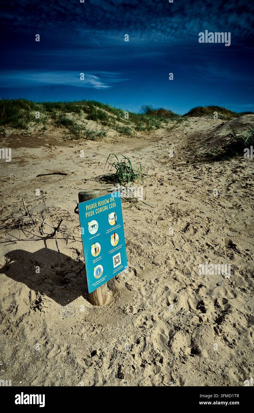 Segui il segnale del codice costiero di Fylde sulla spiaggia di St Annes, Regno Unito Foto Stock