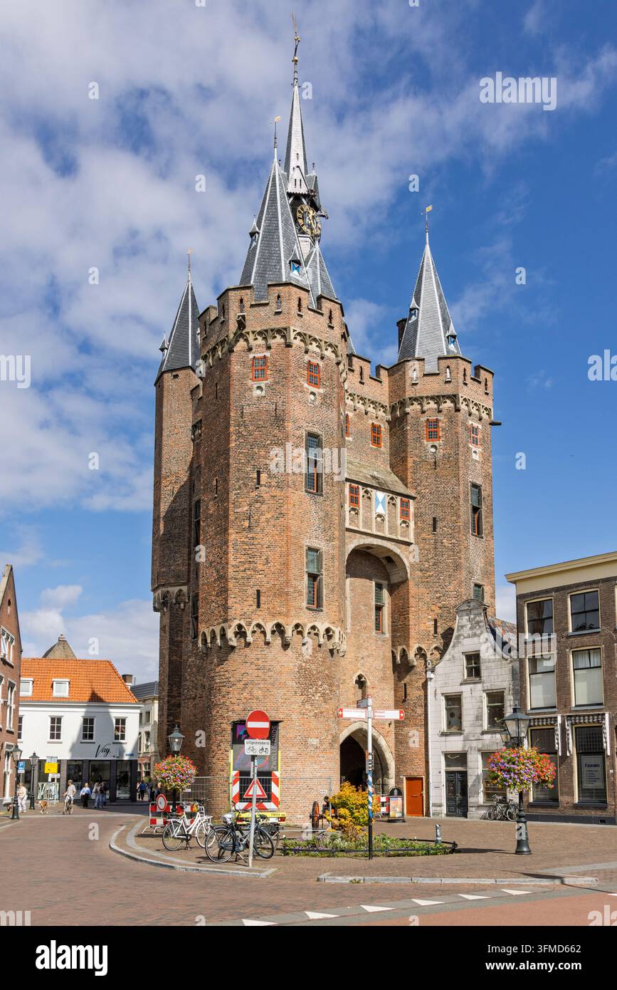 Zwolle, Paesi Bassi, 23 agosto 2026. La vita quotidiana in città intorno al monumentale Sassenpoort medievale con pedoni, biciclette e cartelli stradali su un s Foto Stock