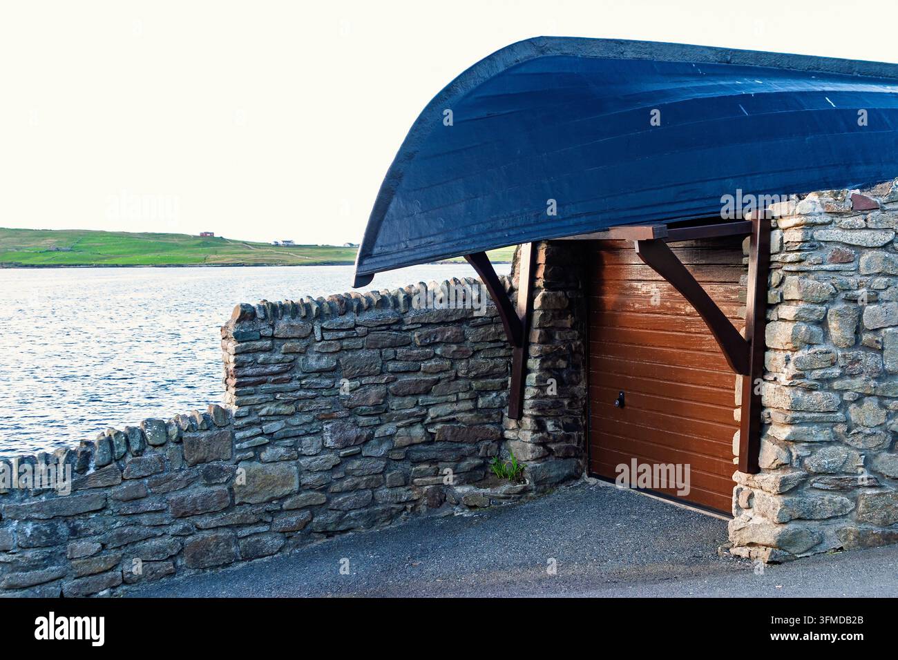 Insolita garage costiera con un tetto, a forma di barca capovolta, un'architettura ispirata al mare Foto Stock