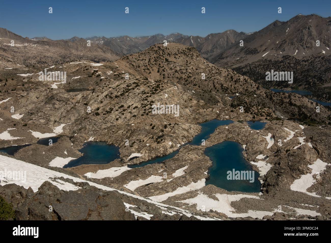 Vista dal Glen Pass lungo il JMT verso le piscine blu sottostanti nel Parco Nazionale di Kings Canyon Foto Stock
