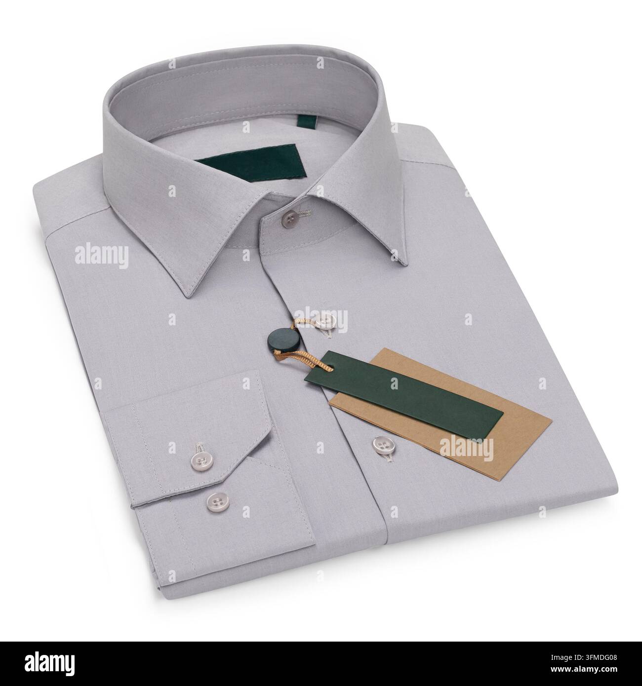 Camicia a maniche lunghe grigia da uomo piegata con etichetta del prezzo vuota isolata su sfondo bianco, vista angolata, fotografia di prodotto Foto Stock