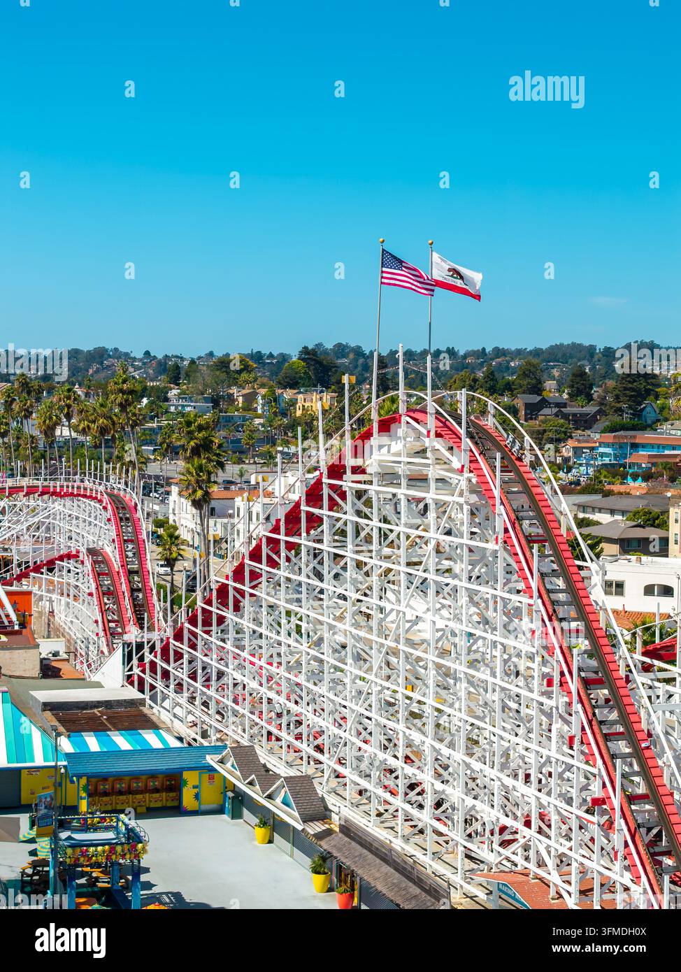 Montagne russe Giant Dipper allo Santa Cruz Beach Boardwalk Foto Stock